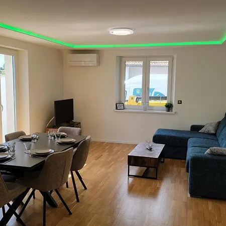 De La Chapelle-le Houx Appartement